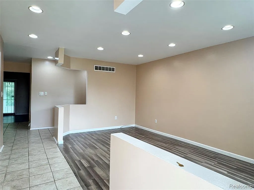 3 bed, 1.5 bath, 1945 sqft, $2,280 — Photo 3