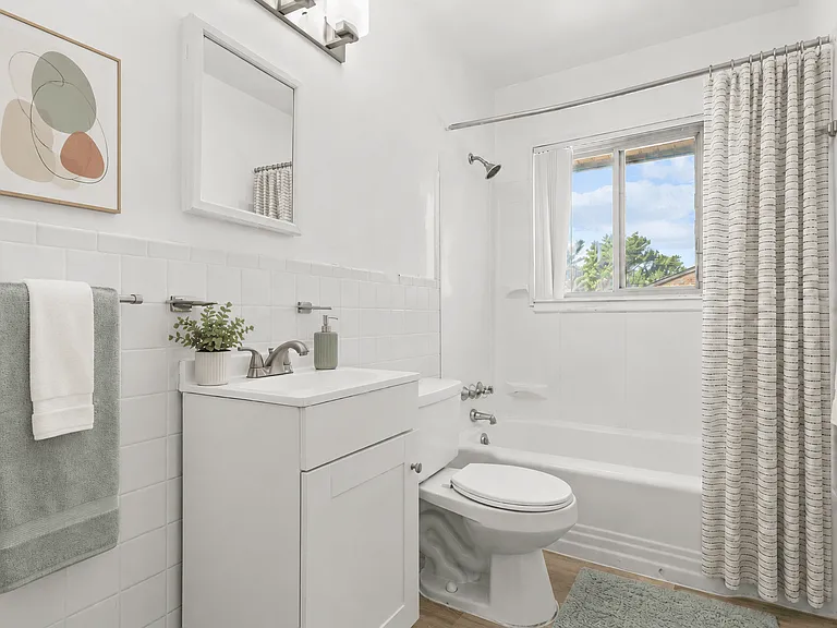 Oak Park Manor Apartments & Townhomes — Photo 47