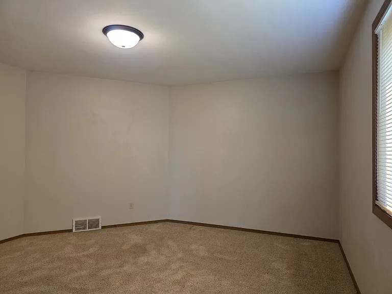 1600 E Tracia Ln — Photo 13