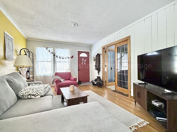 5th image of 228 E Cambourne St