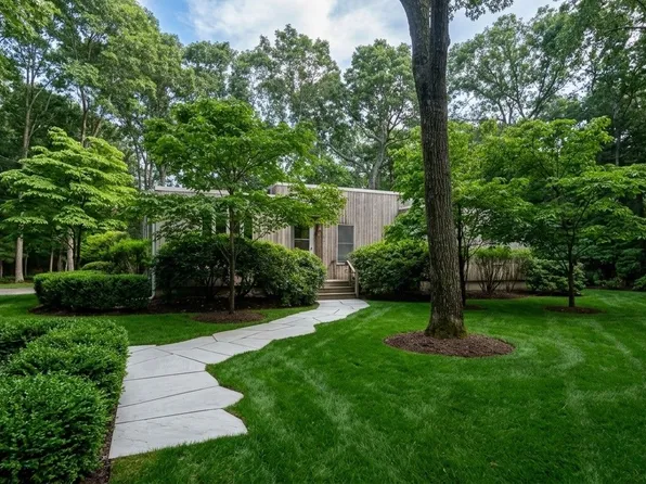 25 Delavan St, East Hampton, NY 11937