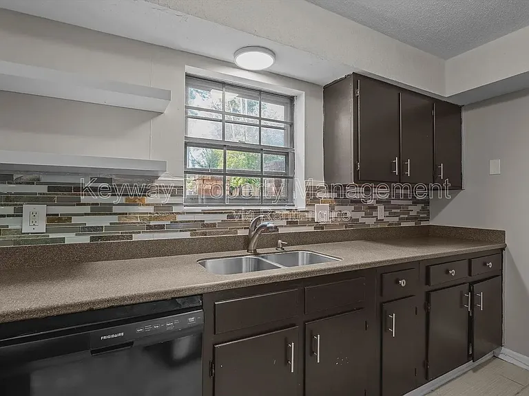 2918 Arrowhead Dr — Photo 9