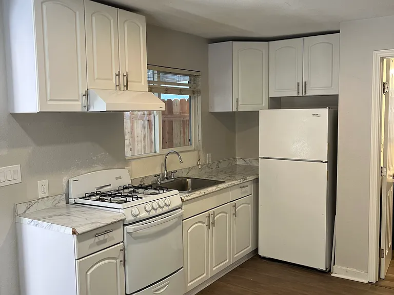 4177 Myrtle Ave — Photo 2