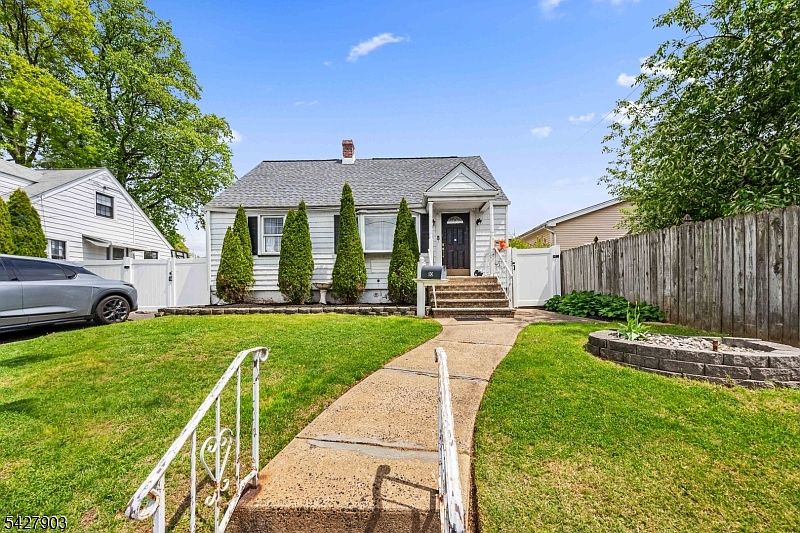 1st image of 10 Hillcrest Ter