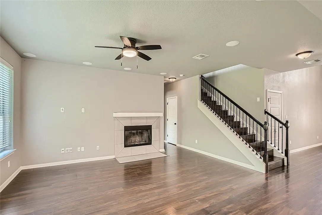 5 bed, 2.5 bath, 2801 sqft, $3,200 — Photo 4