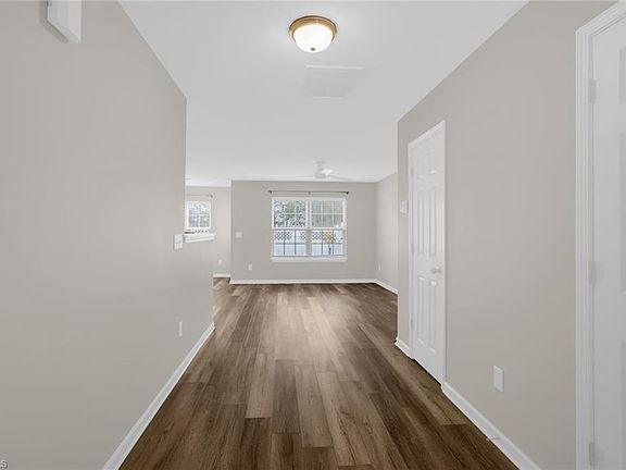 3rd image of 314 Robyns Glen Cir