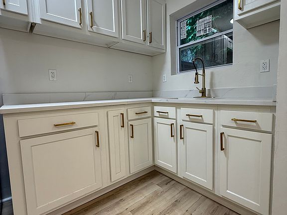 3rd image of 230 Wick St