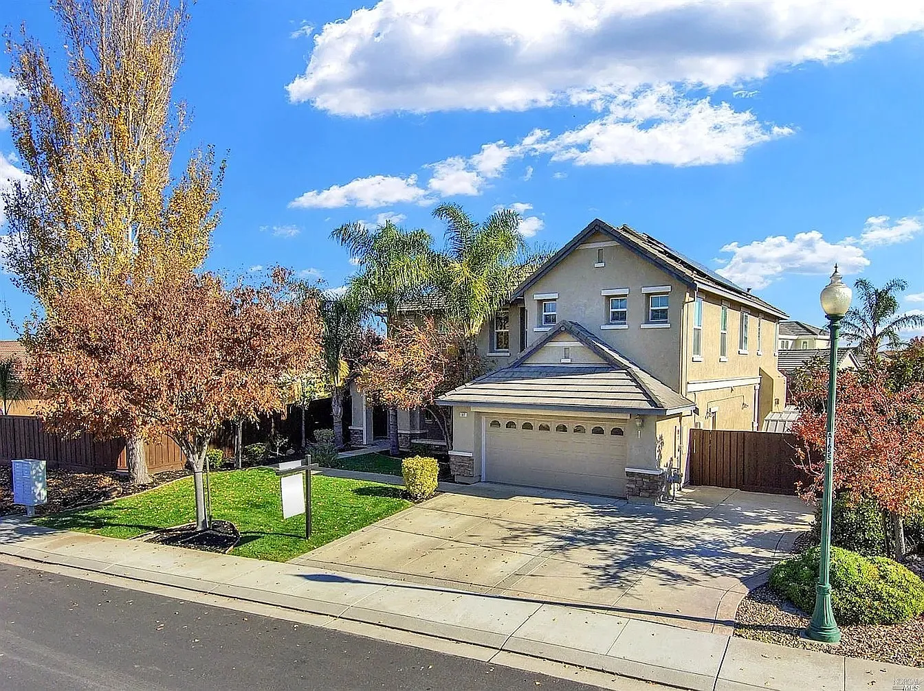 4 bed, 3915 sqft, $4,200 — Photo 1