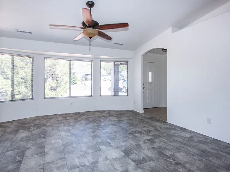 4266 N Saratoga Dr — Photo 2