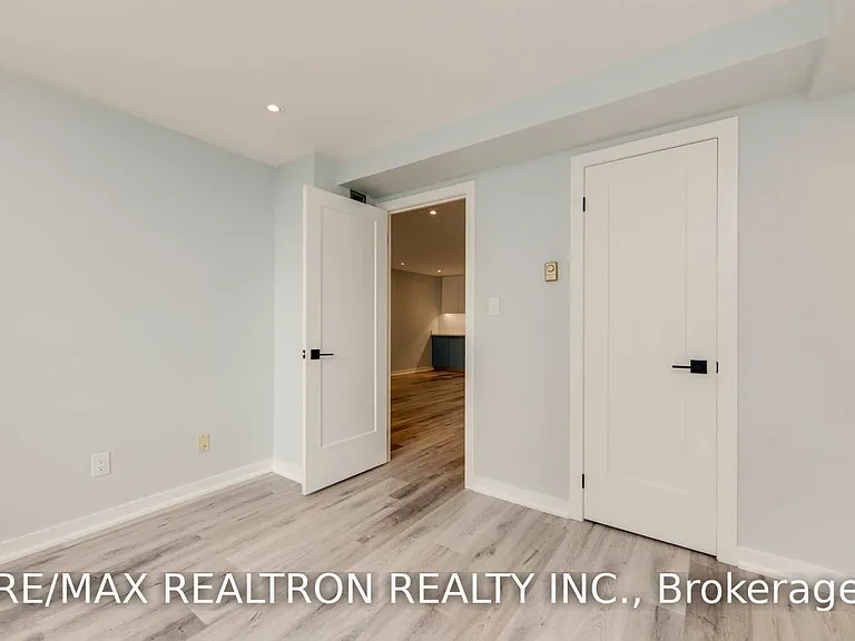 30 Greenfield Ave #905 — Photo 16