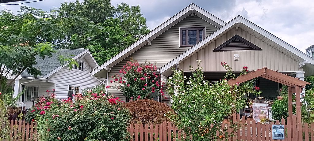 323 N Steele St - Property Image