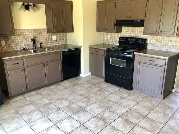 4th image of 2723 N Park Dr