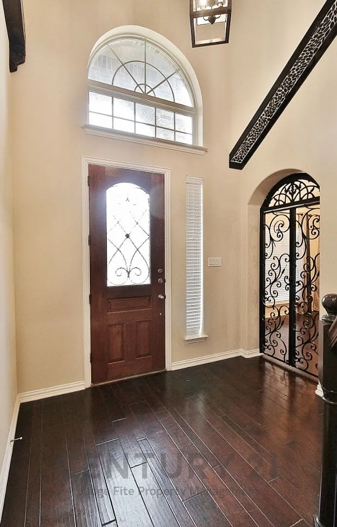 Pride of Ownership Shows in This Stunning 2-Story 4/3.5/3 in Red Oak! — Photo 3