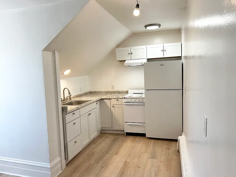 400 Whitney Ave #17 — Photo 4