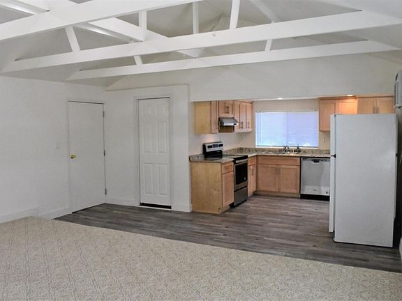 4th image of 23011 1/2 Sylvan St