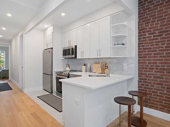 4th image of 139 E 95th St #2
