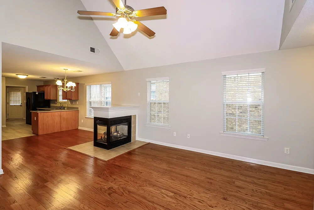 3 bed, 2.0 bath, 1280 sqft, $1,670 — Photo 4
