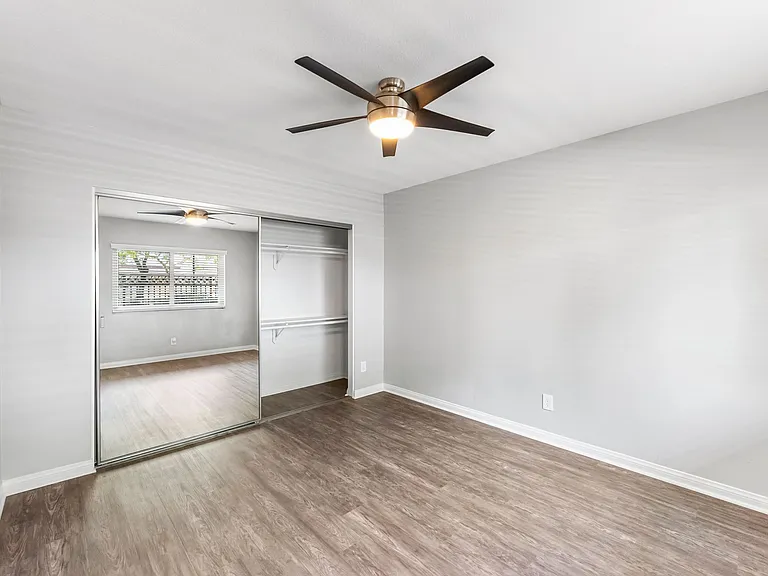 California Palms Apartments — Photo 18