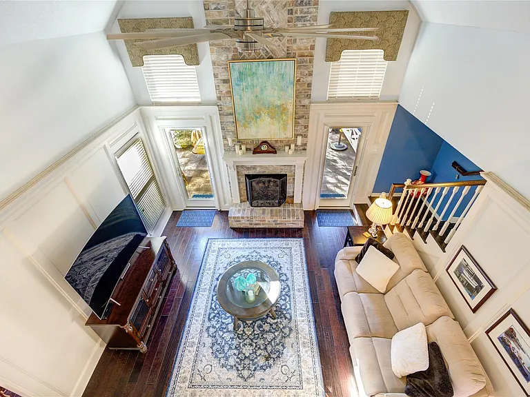 22526 Cove Hollow Dr — Photo 3