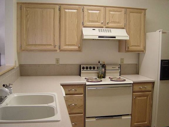 Kitchen w/double sink