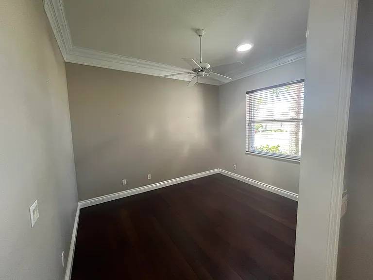 628 NW Venetto Ct — Photo 10