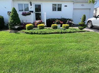 23 Charlotte Pl, Plainview, NY 11803