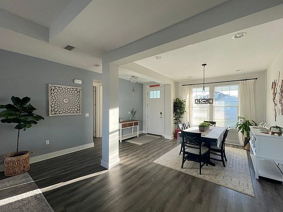 Foyer area and dinning area