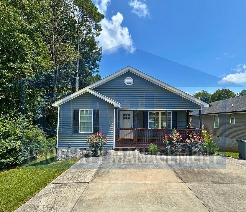 2707 Woodland Dr SE