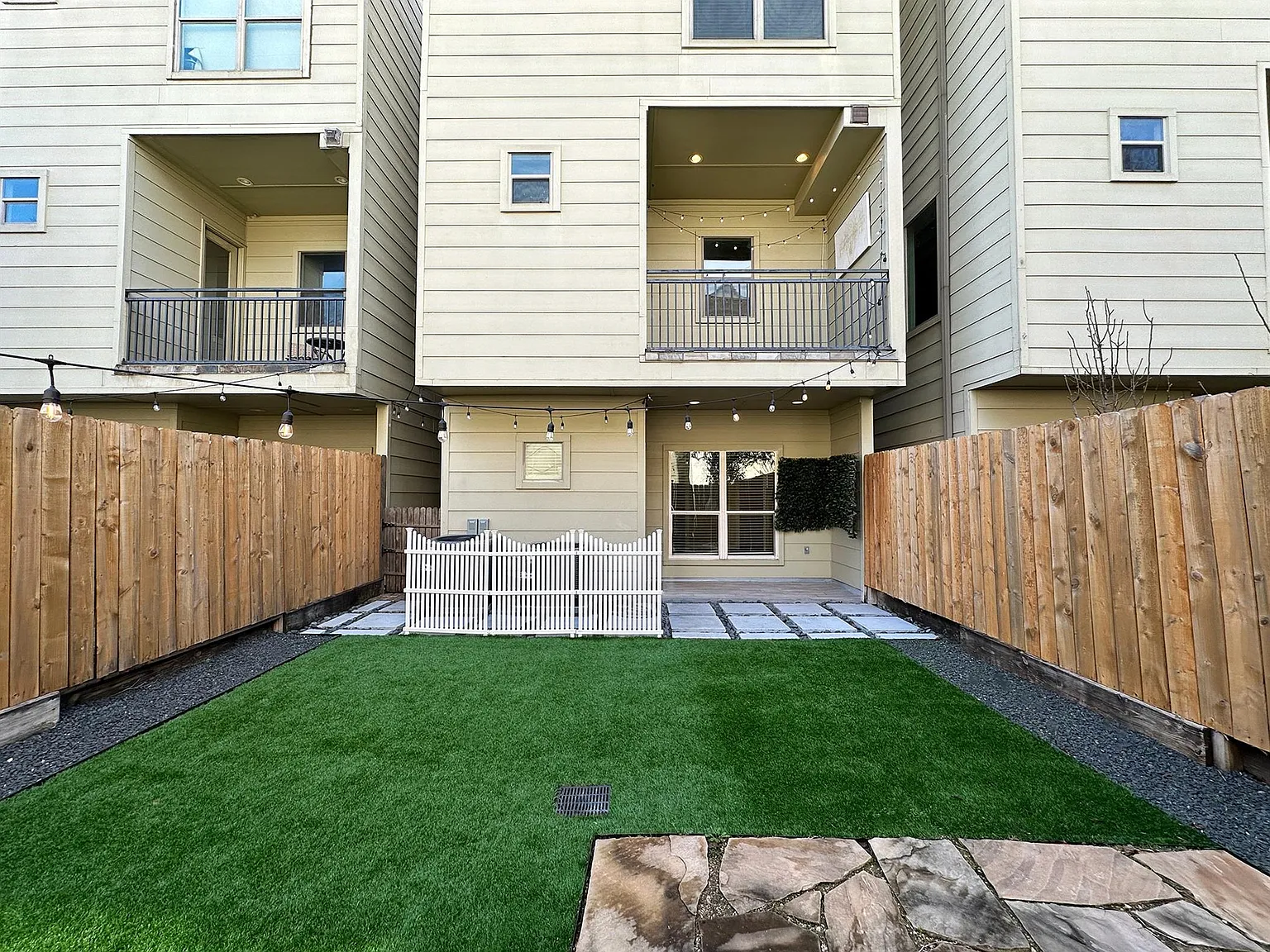 3 bed, 3.5 bath, 2481 sqft, $3,350 — Photo 2
