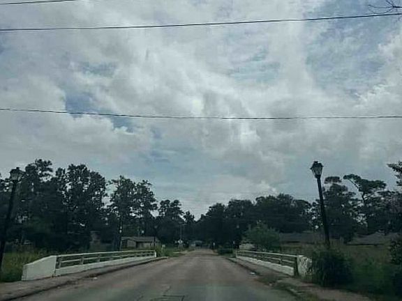 Exterior Neighborhood (street photo)