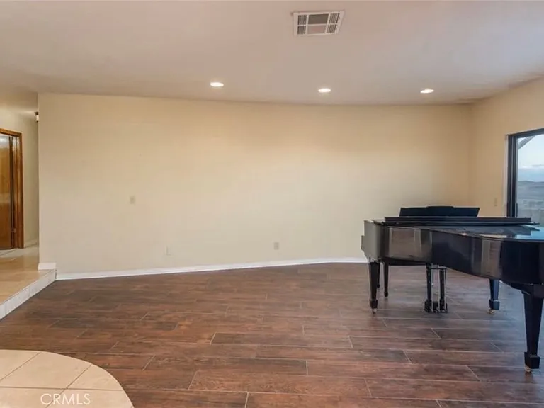 1055 Lakeview Dr — Photo 9