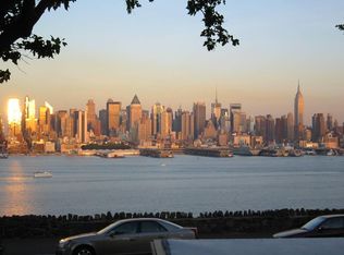 1027 Boulevard E, Weehawken, NJ 07086