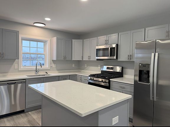 3rd image of 940 Smithfield Ave #5