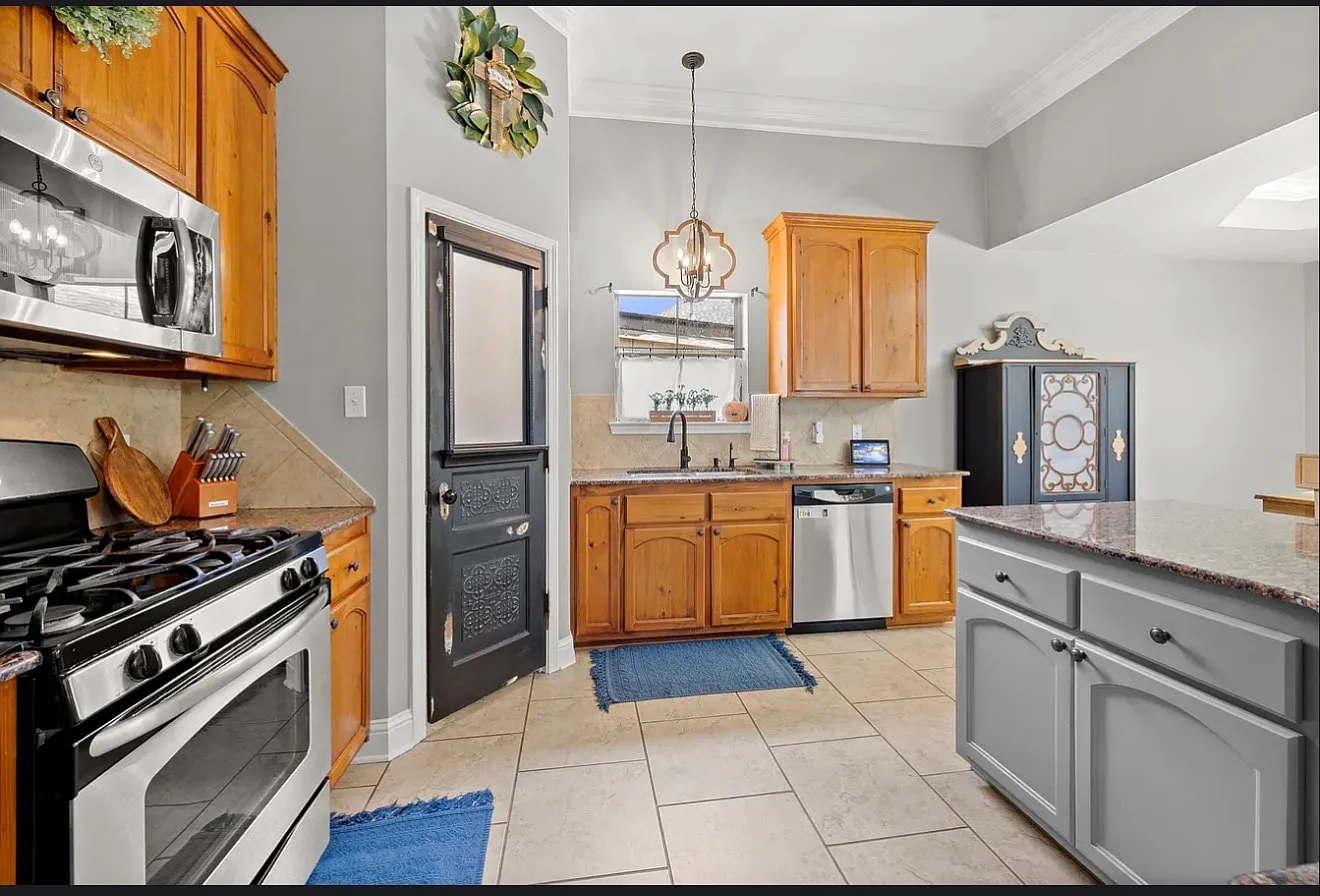 3 bed, 1840 sqft, $2,450 — Photo 4