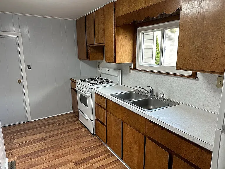 7 E Main St #1/2 — Photo 7