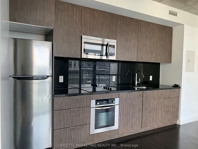 478 King St W #1017 — Photo 7