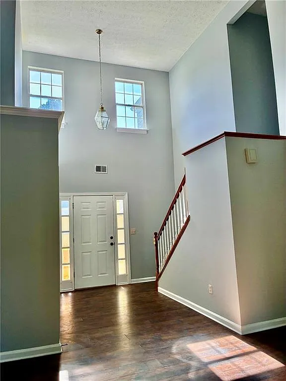 3 bed, 2.5 bath, 2247 sqft, $2,400 — Photo 3