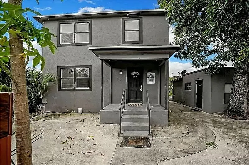 5 bed, 2.0 bath, 2500 sqft, $3,200 — Photo 2