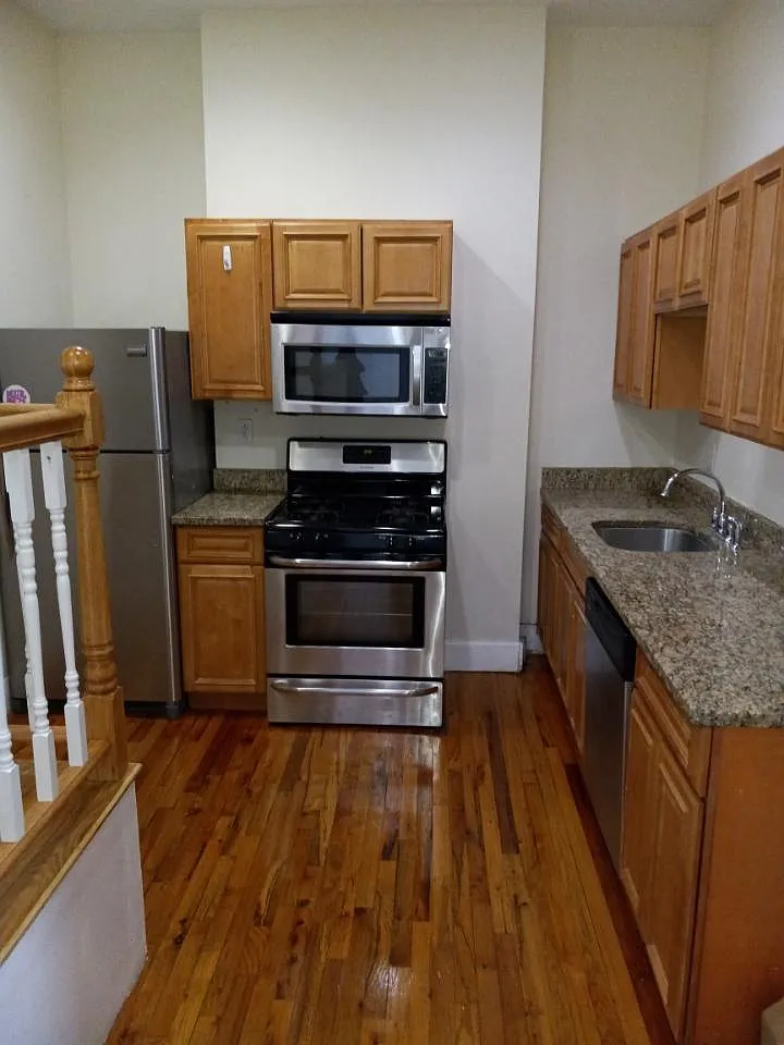 7 bed, 9999 sqft, $7,000 — Photo 1