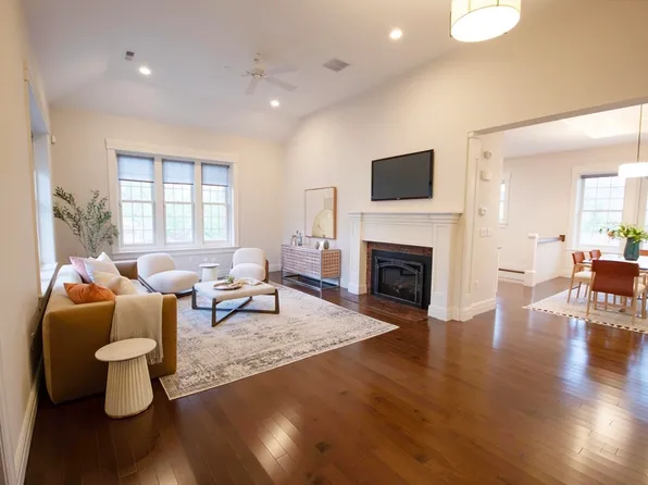 9 Meadows Ln Unit 9, Belmont, MA 02478