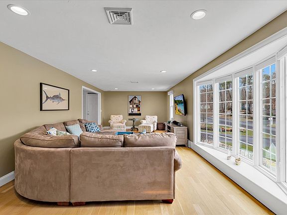4th image of 68 Sea Meadow Drive