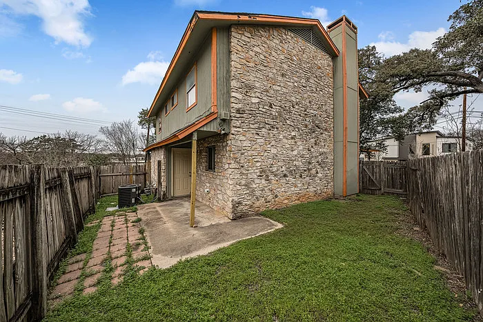1601 Taylor Gaines St — Photo 3