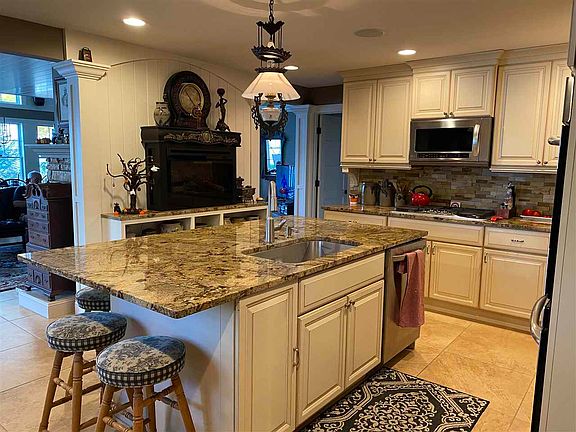 3rd image of 3056 Hilton Ln