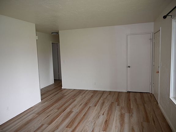 3rd image of 1290 SE Oak St APT 2