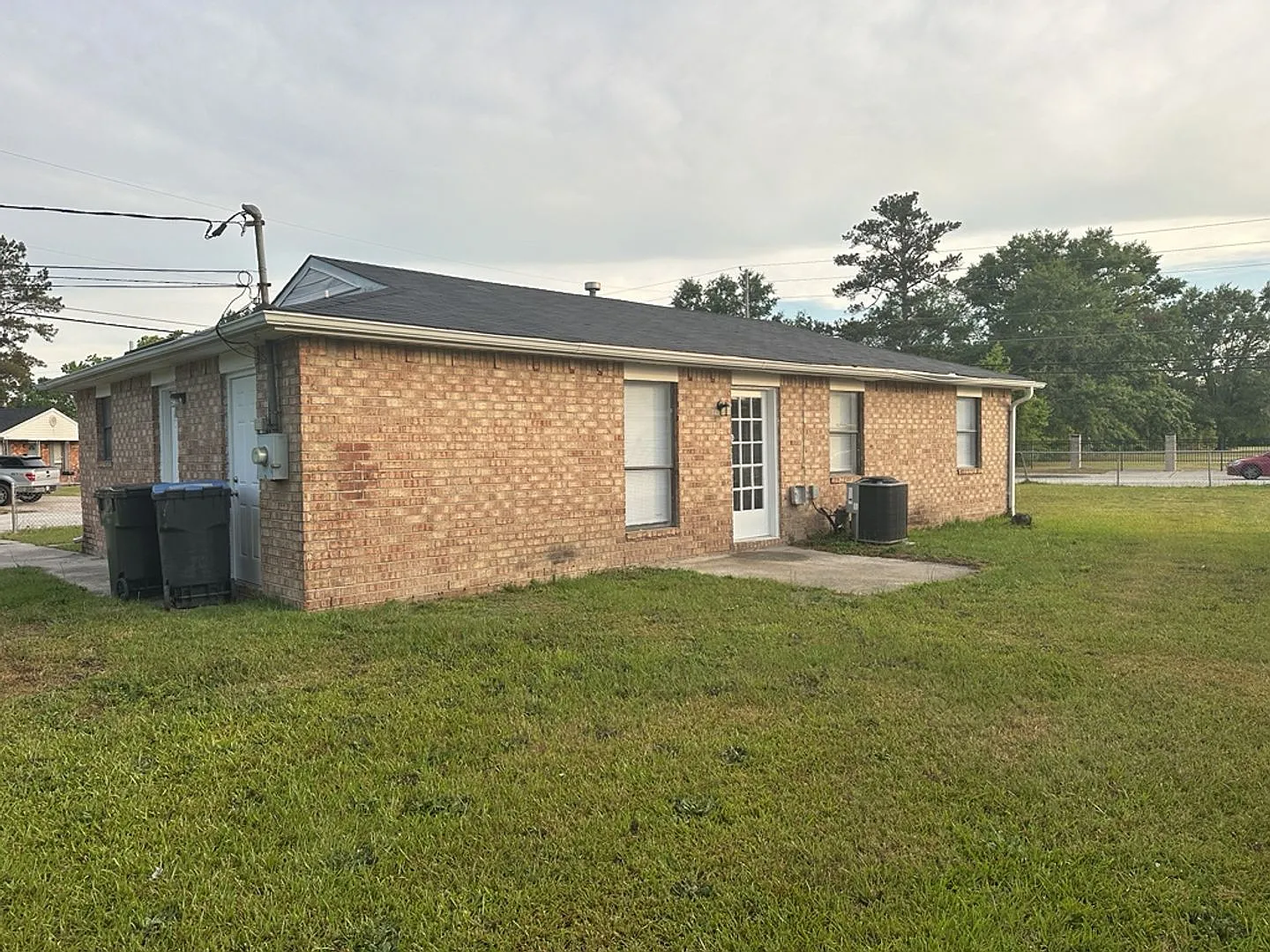 Renovated 3 bedroom, 2 bath on corner lot! — Photo 2