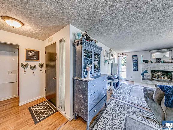 5th image of 916 W 15th St