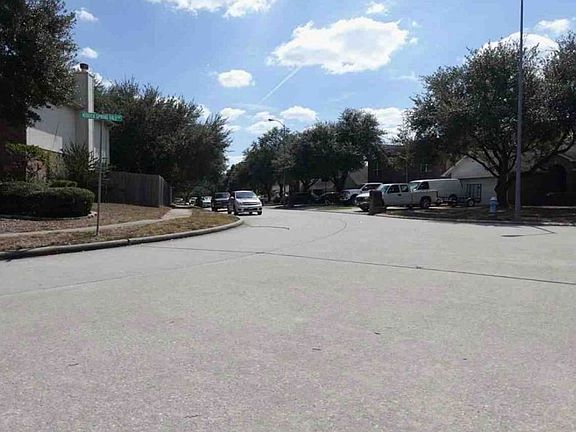 Exterior Neighborhood (street photo)