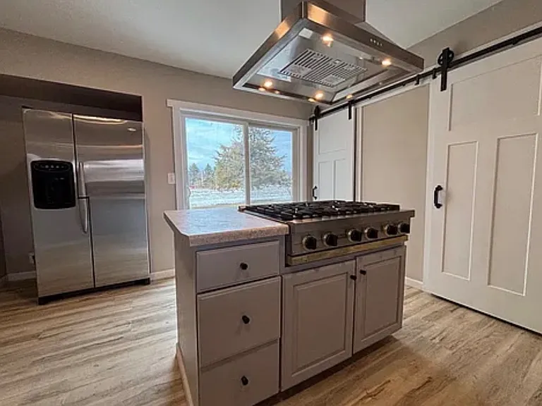 Very nice Viking 6 burner stove with a true vent stack