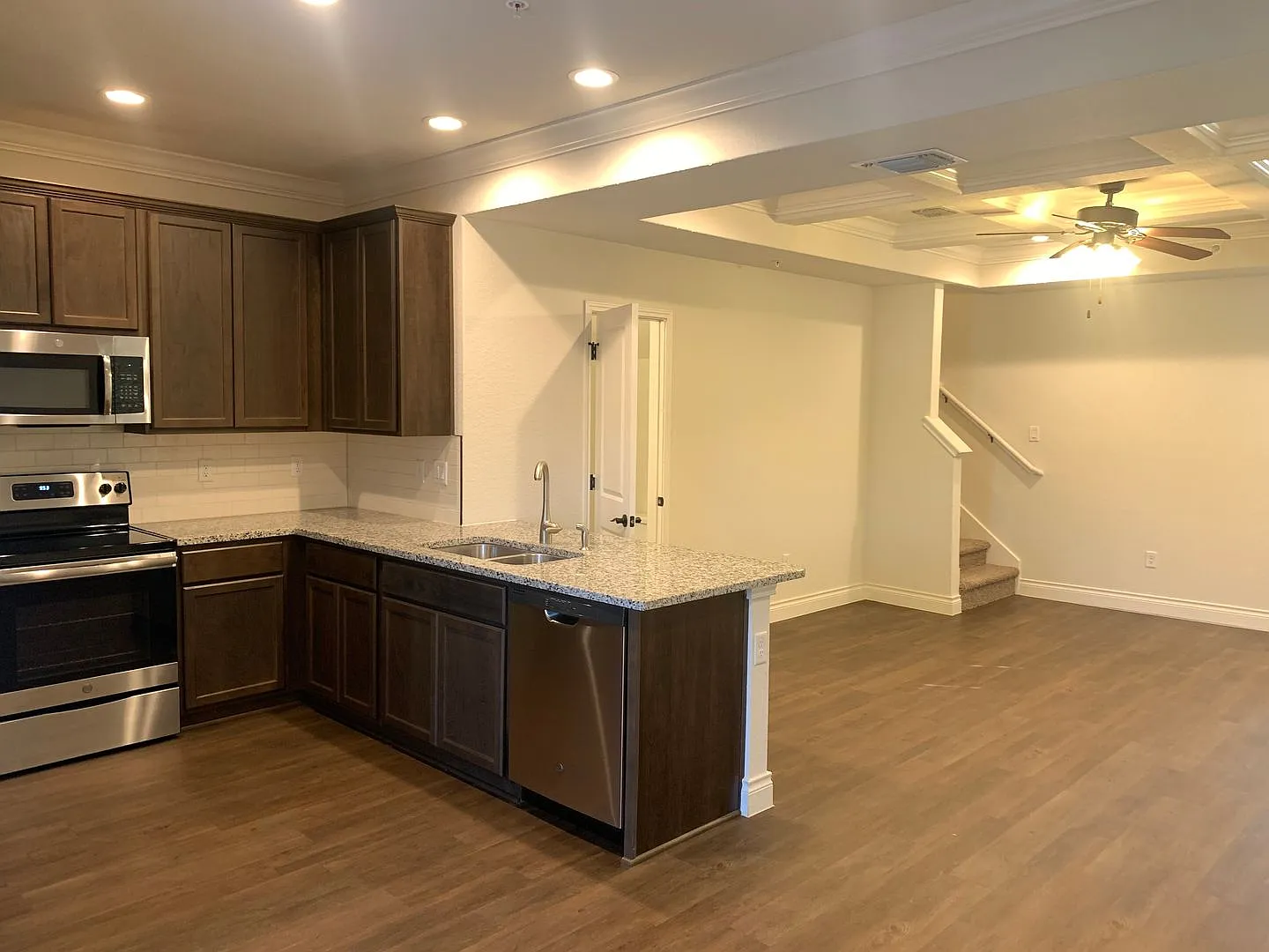 1 Month Free Rent / 3/2.5/1.5 /Includes Fridge, Washer & Dryer / Oversized 1 Car Garage / Fenced ... — Photo 4