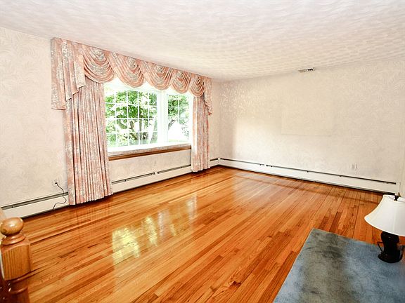 2nd image of 8 Deerfield Rd
